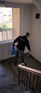 Пръскане срещу хлебарки във вход
